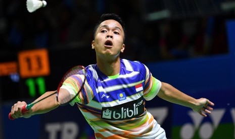 Pebulu tangkis tunggal putra Indonesia Anthony Sinisuka Ginting mengembalikan kok ke arah pebulu tangkis tunggal putra China Lu Guang Zu dalam babak pertama Blibli Indonesia Open 2019 di Istora Senayan, kompleks GBK, Jakarta, Selasa (16/7/2019).