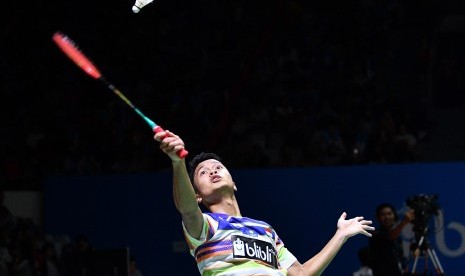 Pebulu tangkis tunggal putra Indonesia, Anthony Sinisuka Ginting, mengembalikan kok ke arah pebulu tangkis tunggal putra China, Lu Guang Zu, dalam babak pertama Indonesia Open 2019 di Istora Senayan, Jakarta, Selasa (16/7).