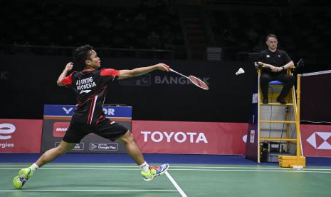 Pebulu tangkis tunggal putra Indonesia Anthony Sinisuka Ginting mengembalikan kok ke arah lawannya pebulu tangkis tunggal putra Cina Zhao Jun Peng dalam pertandingan babak perempat final Piala Thomas 2022 di Impact Arena, Bangkok, Thailand, Kamis (12/5/2022). Kemenangan Ginting dengan skor 21-12, 25-27 dan 21-17, membuat Tim Thomas Indonesia unggul sementara 1-0 atas Cina. 