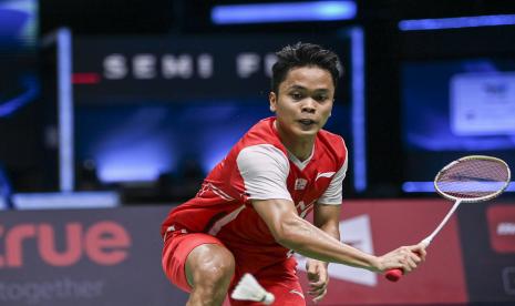 Pebulu tangkis tunggal putra Indonesia Anthony Sinisuka Ginting mengembalikan kok ke arah lawannya pebulu tangkis tunggal putra Jepang Kento Momota dalam pertandingan babak semifinal Piala Thomas 2022 di Impact Arena, Bangkok, Thailand, Jumat (13/5/2022). 