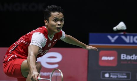 Pebulu tangkis tunggal putra Indonesia Anthony Sinisuka Ginting mengembalikan kok ke arah lawannya pebulu tangkis tunggal putra India Lakshya Sen dalam pertandingan babak final Piala Thomas 2022 di Impact Arena, Bangkok, Thailand, Ahad (15/5/2022). Tim bulu tangkis putra Indonesia gagal mempertahankan gelar juara Piala Thomas.