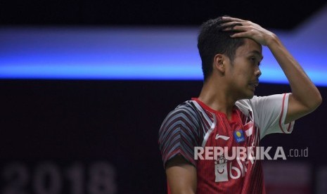 Pebulu tangkis tunggal putra Indonesia Anthony Sinisuka Ginting menyeka keringat saat melawan pebulu tangkis tunggal putra Cina Chen Long pada pertandingan babak semifinal Piala Thomas 2018 di Impact Arena, Bangkok, Jumat (25/5).