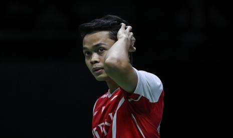 Pebulu tangkis tunggal putra Indonesia Anthony Sinisuka Ginting merapikan rambutnya saat akan melawan pebulu tangkis tunggal putra India Lakshya Sen dalam pertandingan babak final Piala Thomas 2022 di Impact Arena, Bangkok, Thailand, Ahad (15/5/2022).