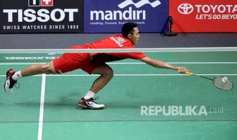 Pebulu tangkis tunggal putra Indonesia Jonatan Christie berupaya mengembalikan kok ke arah lawannya pebulu tangkis Jepang Kenta Nishimoto, pada babak semifinal nomor perorangan Asian Games 2018 di Istora Senayan, Jakarta, Senin (27/8).