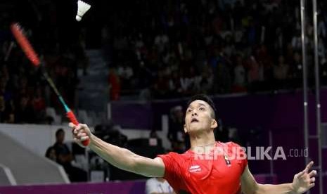 Pebulu tangkis tunggal putra Indonesia Jonatan Christie berupaya mengembalikan kok ke arah lawannya pebulu tangkis Jepang Kenta Nishimoto, pada babak semifinal Asian Games 2018 di Istora Senayan, Jakarta, Senin (27/8). 