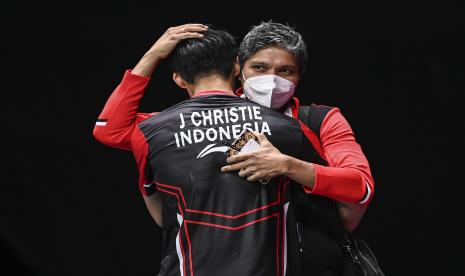 Pebulu tangkis tunggal putra Indonesia Jonatan Christie (kiri) berpelukan dengan pelatihnya Irwansyah (ilustrasi).