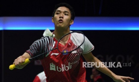 Pebulu tangkis tunggal putra Indonesia Jonatan Christie mengembalikan kok ke arah lawan pebulu tangkis Korea Selatan Heo Kwang Hee dalam pertandingan babak penyisihan grup Piala Thomas Uber 2018 di Impact Arena, Bangkok, Thailand, Rabu (23/5). 