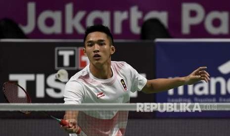 Pebulu tangkis tunggal putra Indonesia Jonatan Christie mengembalikan kok ke arah lawan pebulu tangkis Cina Shi Yuqi, pada babak pertama nomor perorangan Asian Games 2018 di Istora Senayan, Jakarta, Jumat (24/8).