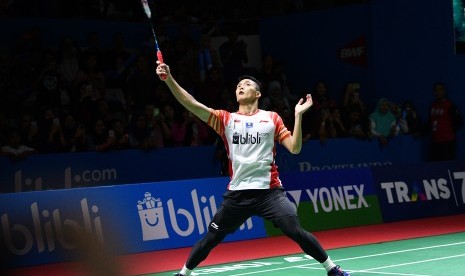 Pebulu tangkis tunggal putra Indonesia, Jonatan Christie, mengembalikan kok ke arah pebulu tangkis tunggal putra Denmark, Rasmus Gemke, dalam babak pertama Indonesia Open 2019 di Istora Senayan, Jakarta, Selasa (16/7). 