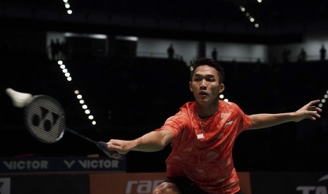 Pebulu tangkis tunggal putra Indonesia Jonathan Christie mengembalikan kok ke arah pebulu tangkis Malaysia Zulkarnain Iskandar pada final bulu tangkis beregu putra SEA Games XXIX Kuala Lumpur, di Axiata Arena, Kompleks Stadion Bukit Jalil, Kuala Lumpur, Malaysia, Kamis (24/8).