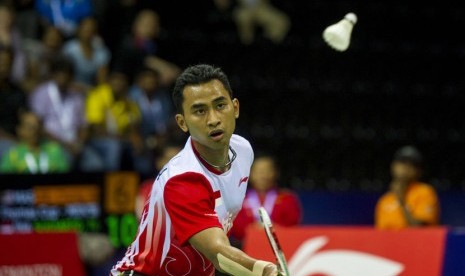 Pebulu tangkis tunggal putra Indonesia, Tommy Sugiarto, berusaha mengembalikan kok ke arah pebulu tangkis Malaysia, Lee Chong Wei, dalam partai pertama babak semifinal Piala Thomas 2014 di Siri Fort Sports Complex, New Delhi, India, Jumat (23/5). 