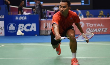 Pebulu tangkis tunggal putra Indonesia Tommy Sugiarto berusaha mengembalikan kok ke arah tunggal putra Malaysia Lee Chong Wei pada babak pertama BCA Indonesia Open 2017 di Jakarta Convention Center, Jakarta, Rabu (14/6). 