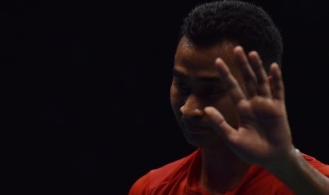 Pebulu tangkis tunggal putra Indonesia Tommy Sugiarto melambaikan tangan seusai gagal mengembalikan kok ke arah tunggal putra Malaysia Lee Chong Wei pada babak pertama BCA Indonesia Open 2017 di Jakarta Convention Center, Jakarta, Rabu (14/6). 