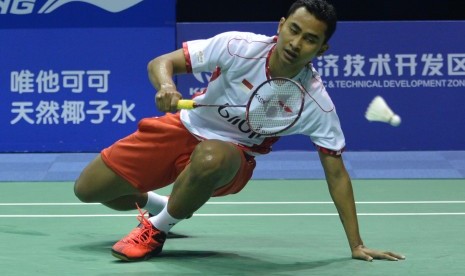 Pebulu tangkis tunggal putra Indonesia Tommy Sugiarto terjatuh saat mengembalikan kok ke arah pebulu tangkis Denmark Viktor Axelsen pada pertandingan final Piala Thomas 2016 di Kunshan Sport Center Gymnasium, Tiongkok, Minggu (22/5).