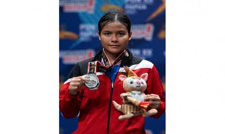 Pebulu tangkis tunggal putri Bali Komang Ayu Cahya Dewi berpose saat Upacara Penghormatan Pemenang final Bulu Tangkis Tunggal Putri PON Papua di GOR Waringin Kotaraja, Kota Jayapura, Papua, Rabu (13/10/2021). Saifi Riska Nurhidayah menyabet medali emas, sementara medali perak diraih Komang Ayu Cahya Dewi dan Gabriela Meilani Moningka dan Sri Fatmawati masing-masing meraih medali perunggu.