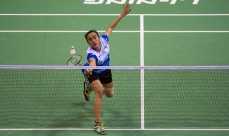 Pebulu tangkis tunggal putri Indonesia, Bellaetrix Manuputty, berusaha mengembalikan kok ke arah pebulu tangkis India, Sindhu PV, dalam partai kedua babak perempat final Piala Uber 2014 di Stadion Bulu Tangkis, Siri Fort Sports Complex, New Delhi, India, K