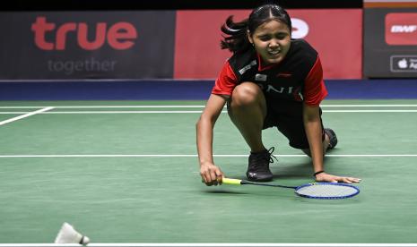 Pebulu tangkis tunggal putri Indonesia Bilqis Prasista gagal mengembalikan kok ke arah lawannya pebulu tangkis tunggal putri Cina He Bing Jiao dalam pertandingan babak perempat final Piala Uber 2022 di Impact Arena, Bangkok, Thailand, Kamis (12/5/2022). Tim Uber Indonesia kalah dengen skor 0-3 dari Cina dan tersingkir dari kompetisi setelah Bilqis Prasista kalah 21-19, 18-21 dan 7-21. 