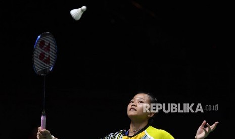 Pebulu tangkis tunggal putri Indonesia Fitriani mengembalikan kok ke arah lawan saat sesi latihan jelang Piala Thomas Uber 2018 di Impact Arena, Bangkok, Thailand, Sabtu (19/5). 