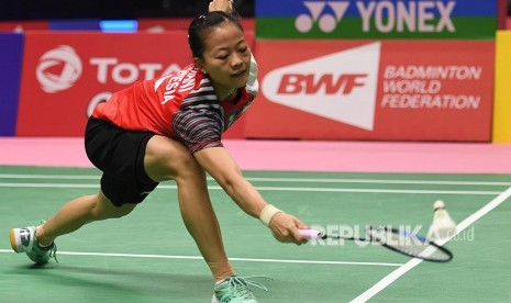 Pebulu tangkis tunggal putri Indonesia Fitriani mengembalikan kok ke arah lawannya pebulu tangkis tunggal putri Cina Chen Yufei pada babak penyisihan grup Piala Uber 2018 di Impact Arena, Bangkok, Thailand, Rabu (23/5). 