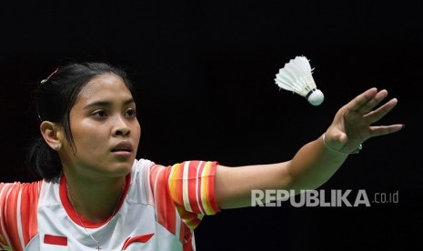 Pebulu tangkis tunggal putri Indonesia Gregoria Mariska Tunjung melakukan servis ke arah pebulu tangkis Inggris Abigail Holden pada babak penyisihan grup 1B Piala Sudirman 2019 di Guangxi Sports Center Gymnasium, Nanning, China, Ahad (19/5/2019).