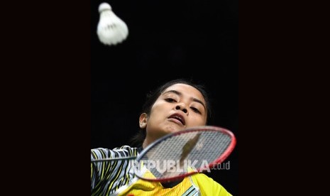 Pebulu tangkis tunggal putri Indonesia Gregoria Mariska Tunjung mengembalikan kok ke arah lawan pebulu tangkis tunggal putri Perancis Yaelle Hoyaux pada babak penyisihan grup Piala Uber 2018 di Impact Arena, Bangkok, Thailand, Selasa (22/5).