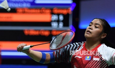 Pebulu tangkis tunggal putri Indonesia Gregoria Mariska Tunjung mengembalikan kok ke arah lawannya pebulu tangkis tunggal putri Cina Gao Fangjie pada babak penyisihan grup Piala Uber 2018 di Impact Arena, Bangkok, Thailand, Rabu (23/5).