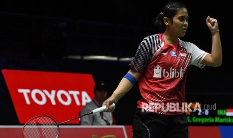 Pebulu tangkis tunggal putri Indonesia Gregoria Mariska Tunjung mengepalkan tangan setelah berhasil mencetak angka melawan pebulu tangkis tunggal putri Cina Gao Fangjie pada babak penyisihan grup Piala Uber 2018 di Impact Arena, Bangkok, Thailand, Rabu (23/5). 