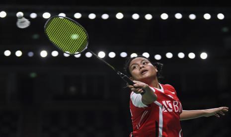 Pebulu tangkis tunggal putri Indonesia Komang Ayu Cahya Dewi mengembalikan kok ke arah lawannya pebulu tangkis tunggal putri Prancis Qi Xuefei dalam pertandingan babak penyisihan Grup A Piala Uber 2022 di Impact Arena, Bangkok, Thailand, Ahad (8/5/2022).