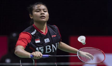 Pebulu tangkis tunggal putri Indonesia Komang Ayu Cahya Dewi mengembalikan kok ke arah lawannya pebulu tangkis tunggal putri Cina Chen Yu Fei dalam pertandingan babak perempat final Piala Uber 2022 di Impact Arena, Bangkok, Thailand, Kamis (12/5/2022). Komang Ayu Cahya Dewi kalah 12-21 dan 11-21