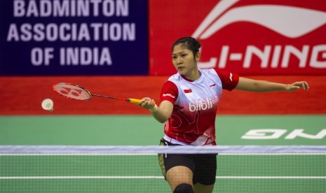  Pebulu tangkis tunggal putri Indonesia, Lindaweni Fanetri, berusaha mengembalikan kok ke arah pebulu tangkis Singapura, Jiayuan Chen, dalam laga penyisihan Grup B Piala Uber 2014 di Stadion Bulu Tangkis, Siri Fort Sports Complex, New Delhi, India, Selasa 