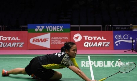 Pebulu tangkis tunggal putri Indonesia Ruselli Hartawan berusaha mengembalikan kok ke arah pebulu tangkis tunggal putri Thailand Busanan Ongbamrungphan pada babak perempat final Piala Uber 2018 di Impact Arena, Bangkok, Thailand, Kamis (24/5). 