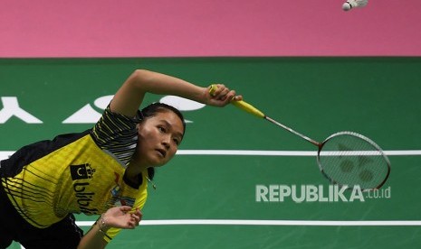 Pebulu tangkis tunggal putri Indonesia Ruselli Hartawan mengembalikan kok ke arah lawan pebulu tangkis tunggal putri Perancis Katia Normand pada babak penyisihan grup Piala Uber 2018 di Impact Arena, Bangkok, Thailand, Selasa (22/5). 