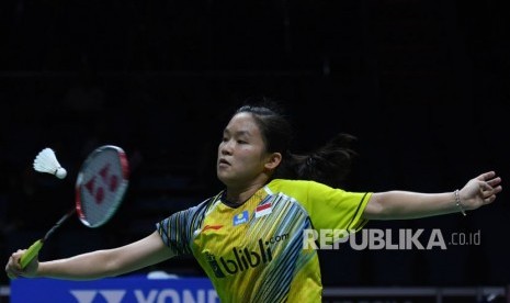 Pebulu tangkis tunggal putri Indonesia Ruselli Hartawan mengembalikan kok ke arah pebulu tangkis tunggal putri Thailand Busanan Ongbamrungphan pada babak perempat final Piala Uber 2018 di Impact Arena, Bangkok, Thailand, Kamis (24/5). 