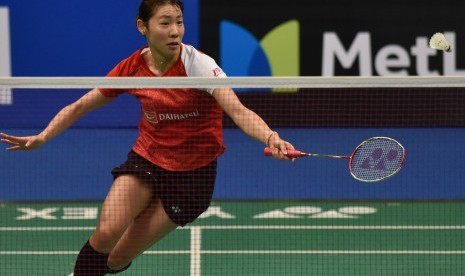 Pebulu tangkis tunggal putri Jepang Sayaka Sato berusaha mengembalikan kok ke arah tunggal putri Thailand Nitchaon Jindapol dalam semifinal BCA Indonesia Open 2017 di Jakarta Convention Center, Jakarta, Sabtu (17/6). 