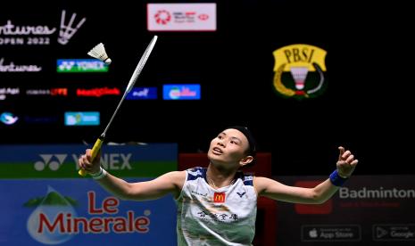 Pebulu tangkis tunggal putri Taiwan Tai Tzu Ying memukul kok ke arah tunggal putri China Chen Yu Fei dalam Semifinal Indonesia Open 2022 di Istora Senayan, Jakarta, Sabtu (18/6/2022). Tai Tzu Ying melaju ke Final usai menang 10-21, 26-24, 21-12. 