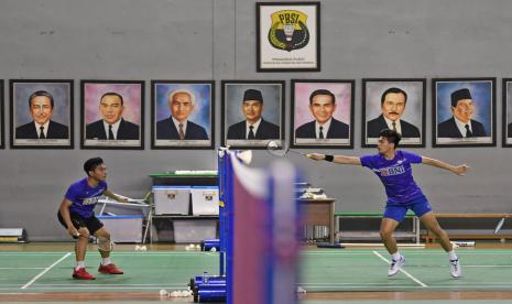 Pebulu tangkis ganda putra Indonesia Yeremia Erich Yoche Yacob Rambitan (kanan) dan Pramudya Kusumawardana (kiri) berlatih dalam Pemusatan Latihan Nasional (Pelatnas) SEA Games 2021 Vietnam di Pelatnas PBSI, Cipayung, Jakarta, Selasa (19/4/2022).  Untuk pertama kali sejak mulai berpartisipasi di nomor beregu putra bulu tangkis SEA Games pada 1977, Indonesia gagal melangkah ke babak final SEA Games, setelah kalah 2-3 dari Thailand, Selasa (17/5/2022), di semifinal bulu tangkis beregu putra SEA Games 2021 Vietnam.. 