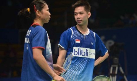 Pebulutangkis asal Indonesia, Kevin Sanjaya (kanan) dan Greysia Polly (kiri) saat bertanding melawan Indonesia pada BCA Indonesia Open MetLife BWF World Super Series Premier 2014, Istora Senayan Jakarta, Selasa (17/6). Pertandingan tersebut dimenangkan pas