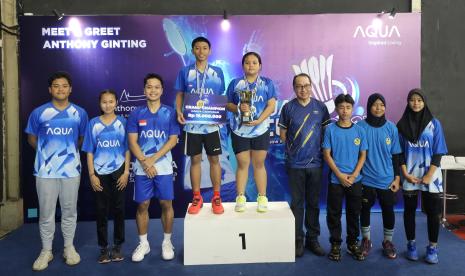 Pebulutangkis dunia, Anthony Sinisuka Ginting bersama para pemenangan Aqua Cup 2023.