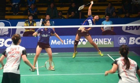 Pebulutangkis ganda putri Indonesia Greysia Polii (kanan) dan Nitya Krishinda Maheswari (kiri) bermain menghadapi pasangan Singapura Mingtian Fu dan Yu Yan Vanessa Neo pada babak penyisihan Turnamen BCA Indonesia Open MetLife BWF World Super Series Prem