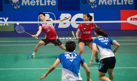 Pebulutangkis Ganda campuran Indonesia Kevin Sanjaya Sukamuljo (kiri) dan Greysia Polii (kanan) bertanding menghadapi pasangan Korea, Yong Dae Lee dan Seung Chan Shin pada babak penyisihan Turnamen BCA Indonesia Open MetLife BWF World Super Series Premier 