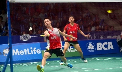 Pebulutangkis Ganda campuran Indonesia Kevin Sanjaya Sukamuljo (kiri) dan Greysia Polii (kanan).