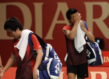 Pebulutangkis ganda campuran Indonesia Liliyana Natsir (kiri) dan Tantowi Ahmad usai menyelesaikan pertandingan melawan ganda campuran China Zhao Yunlei dan Zhang Nan pada final Djarum Indonesia Open Superseries Premier 2011 di Istora Senayan, Jakarta, Min