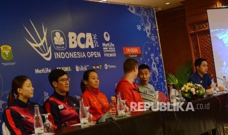 Pebulutangkis Ganda Campuran Korea Kim Ha Na dan Ko Sung Hyun, Ganda Putri Tiongkok Zhao Yunlei, Tunggal Putra Denmark Viktor Axelsen, Tunggal Putra Malaysia Lee Chong Wei, Mantan Pebulutangkis Indonesia Ricky Subagja memberikan keterangan kepada awak medi