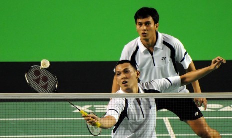 Pebulutangkis ganda putra Indonesia Garuda Mohammad Ahsan-Bona Septano mengembalikan bola ke arah lawannya, Axiata Cup 2012 di Tennis Indoor Stadium, Senayan, Jakarta, Minggu (15/4). (Republika/Prayogi)