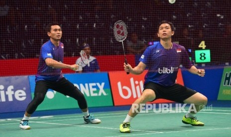  Pebulutangkis ganda putra Indonesia Hendra Setiawan dan Mohammad Ahsan mengembalikan bola saat bertanding melawan ganda campuran Hongkong Or Chin Chung dan Tang Chun Man pada Indonesia Open 2016 di Istora Senayan, Rabu (1/6).(Republika/Raisan Al Farisi)