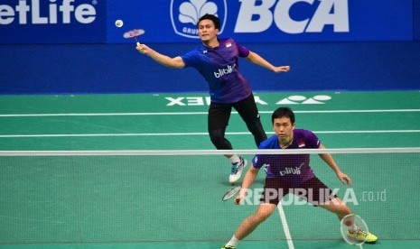 Pebulutangkis ganda putra Indonesia Hendra Setiawan dan Mohammad Ahsan mengembalikan bola saat bertanding melawan ganda campuran Hongkong Or Chin Chung dan Tang Chun Man pada Indonesia Open 2016 di Istora Senayan, Rabu (1/6). (Republika/Raisan All Farisi)