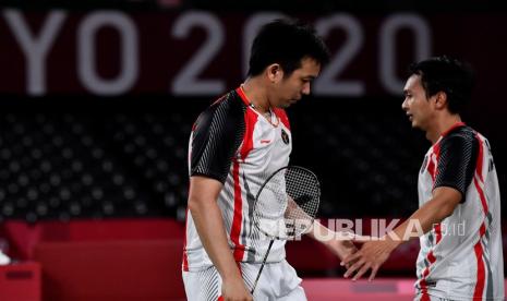 Pebulutangkis ganda putra Indonesia Mohammad Ahsan/Hendra Setiawan bersalaman seusai kalah dari ganda putra Taiwan Lee Yang/Wang Chi-Lin dalam semifinal Olimpiade Tokyo 2020, di Musashino Forest Sport Plaza, Tokyo, Jepang, Jumat (30/7/2021). Mohammad Ahsan/Hendra Setiawan gagal ke final setelah kalah 11-21, 10-21, dan selanjutnya mereka akan memperebutkan medali perunggu melawan ganda putra Malaysia pada Sabtu 31 Juli 2021. 