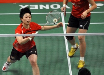 Pebulutangkis ganda putri China Wang Xiaoli dan Yu Yang mengembalikan bola ke arah pebulutangkis Indonesia Vita Marissa dan Nadya Melati dalam pertandingan final Djarum Indonesia Open Super Series Premier 2011 di Istora Senayan, Jakarta, Minggu (26/6). 