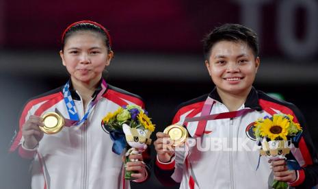 Pebulutangkis ganda Putri Indonesia Greysia Pollii (kiri) dan Apriyani Rahayu memperlihatkan medali emas yang berhasil mereka raih untuk nomor bulutangkis ganda putri Olimpiade Tokyo (ilustrasi). Revisi UU SKN diharapkan mengakomodasi banyak hal, mulai menyertakan Desain Besar Olahraga Nasional (DBON), memaksimalkan peran antarlembaga, menetapkan aturan bonus multievent  serta dana pensiun atlet. Juga KONI dan KOI yang tetap terpisah. 