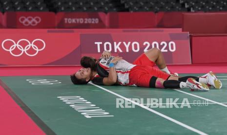 Pebulu tangkis ganda putri Indonesia Greysia Pollii/Apriyani Rahayu melakukan selebrasi setelah mengalahkan lawannya ganda putri Cina Chen Qing Chen/Jia Yi Fan dalam final Olimpiade Tokyo 2020 di Musashino Forest Sport Plaza, Tokyo, Jepang, Senin (2/8/2021). Greysia Pollii/Apriyani Rahayu berhasil meraih medali emasi setelah mengalahkan Chen/Jia Yi Fan dua set langsung, 21-19 dan 21-15.